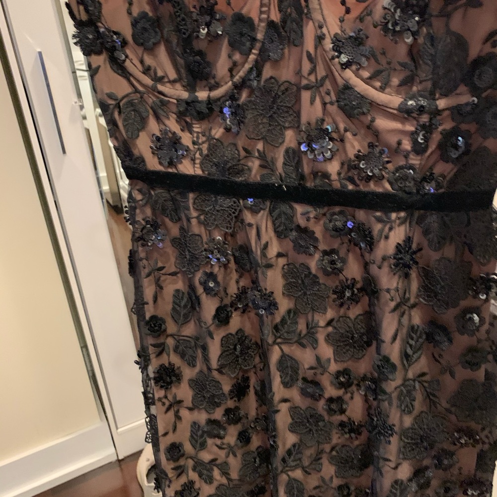 Elegant Black Floral Lace Dress - Picture 6 of 9